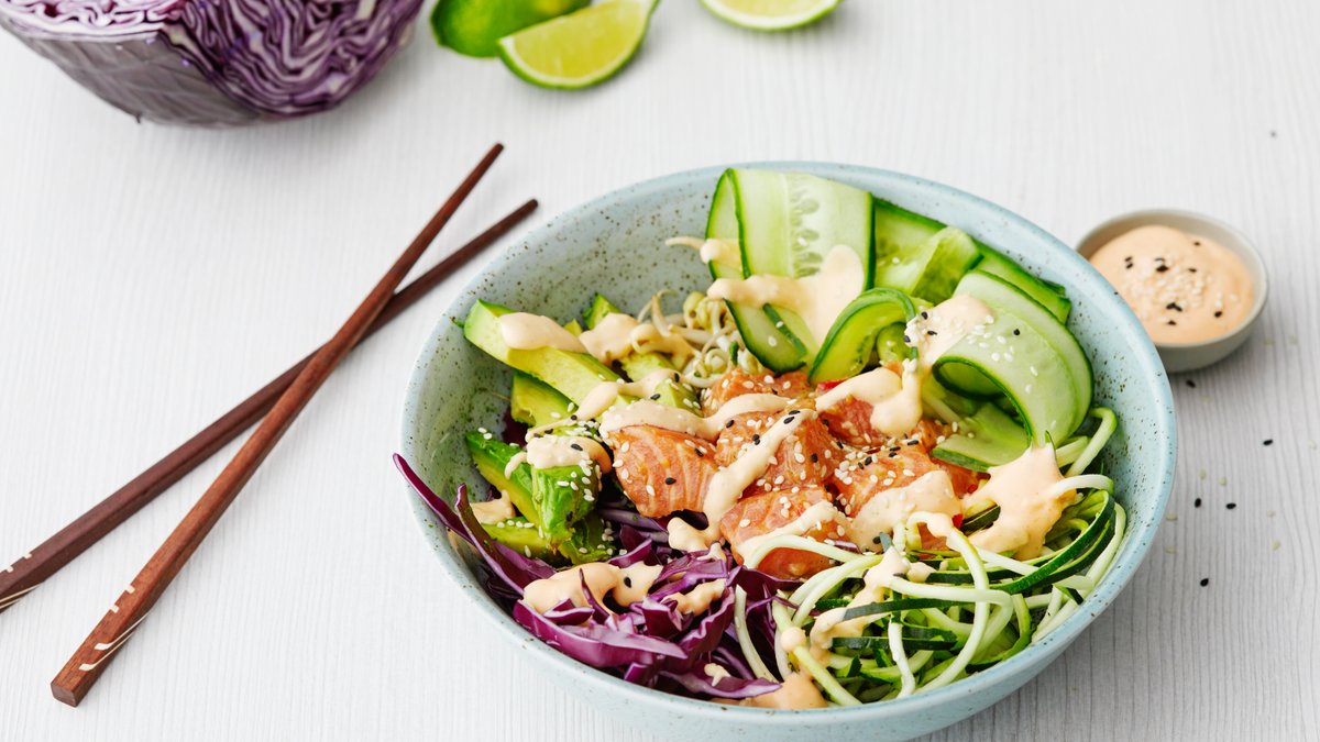 LCHF-poké bowl med lax och zoodles