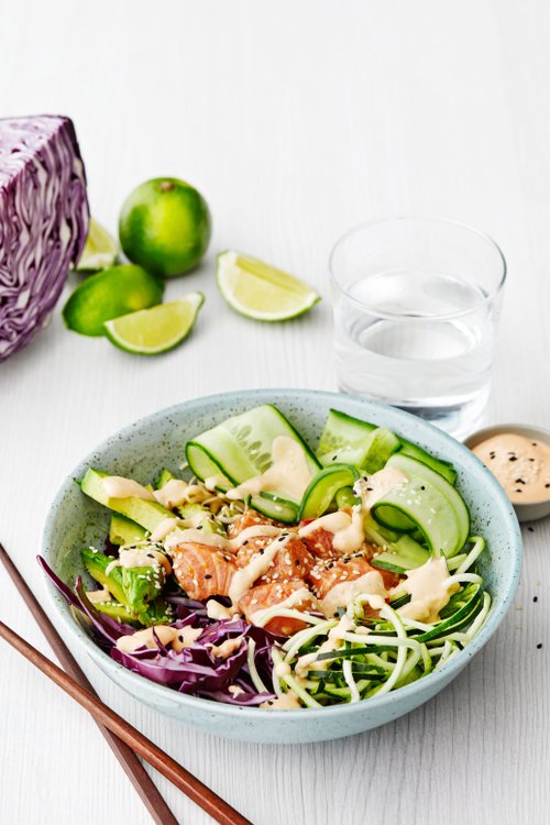 LCHF-poké bowl med lax och zoodles