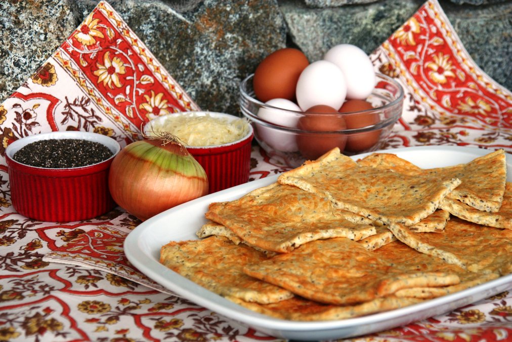 LCHF-bröd med karamelliserad lök och cheddarost