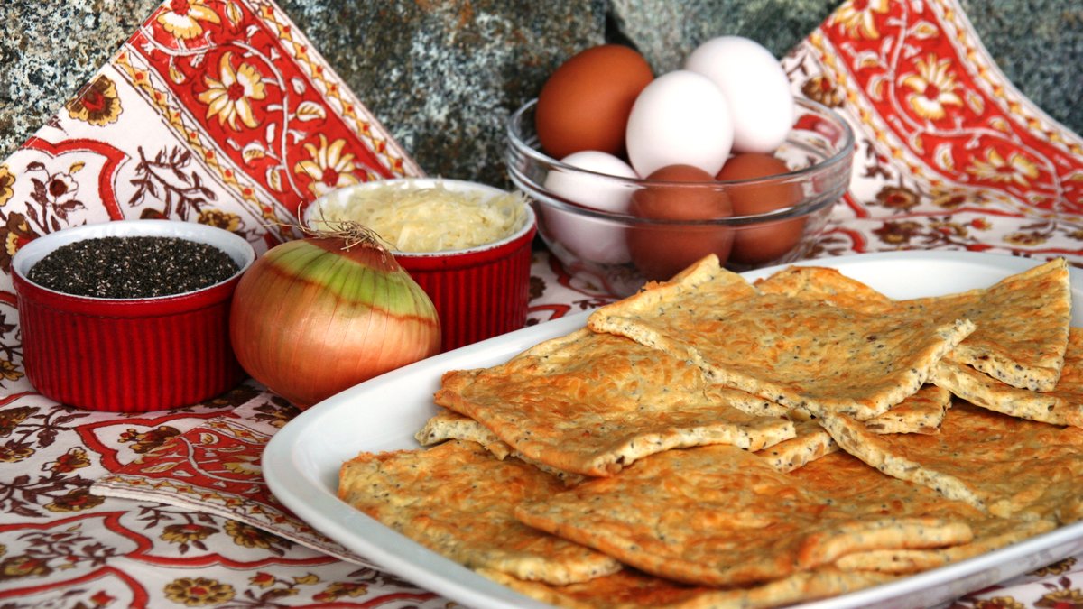 LCHF-bröd med karamelliserad lök och cheddarost