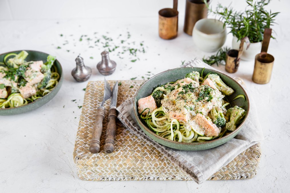 Lax med zoodles och ädelostsås