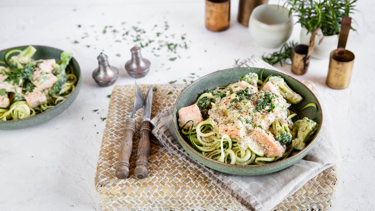 Lax med zoodles och ädelostsås