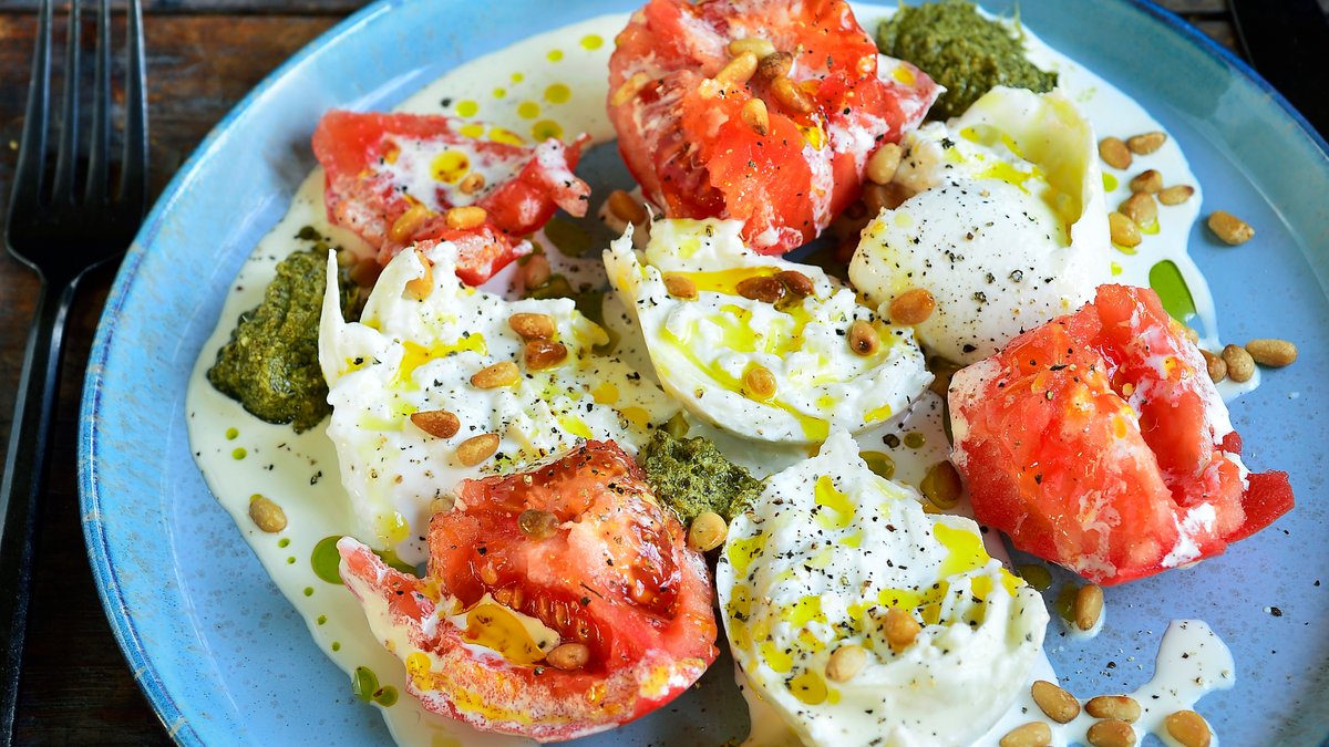 Burrata med tomat, grädde och pesto