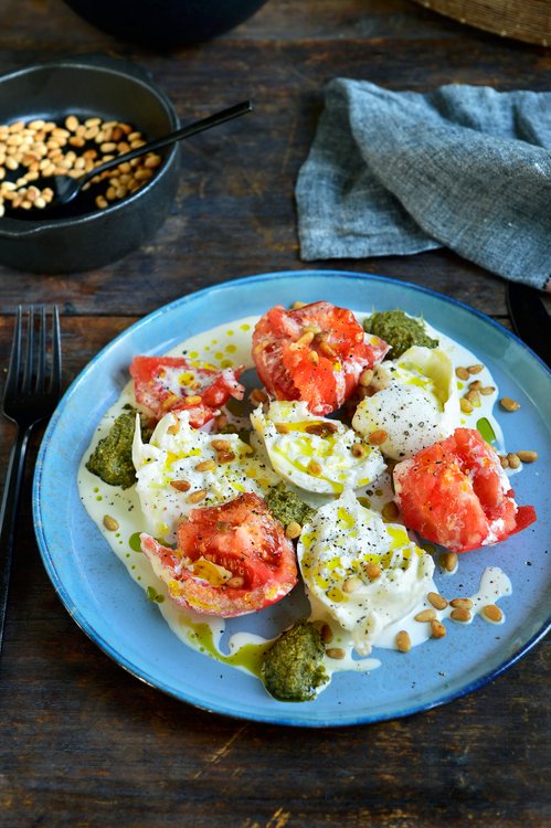 Burrata med tomat, grädde och pesto