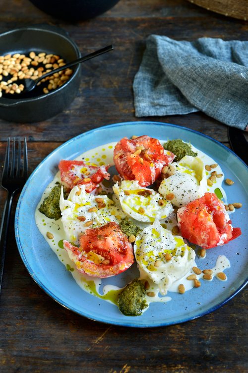 Burrata med tomat, grädde och pesto