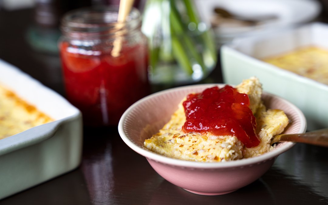 LCHF-ostkaka med sockerfri jordgubbssylt