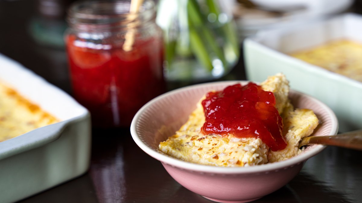 LCHF-ostkaka med sockerfri jordgubbssylt