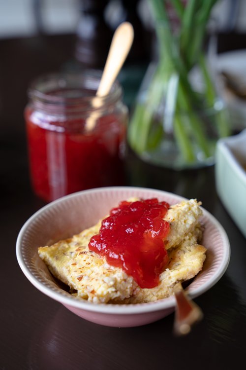 LCHF-ostkaka med sockerfri jordgubbssylt