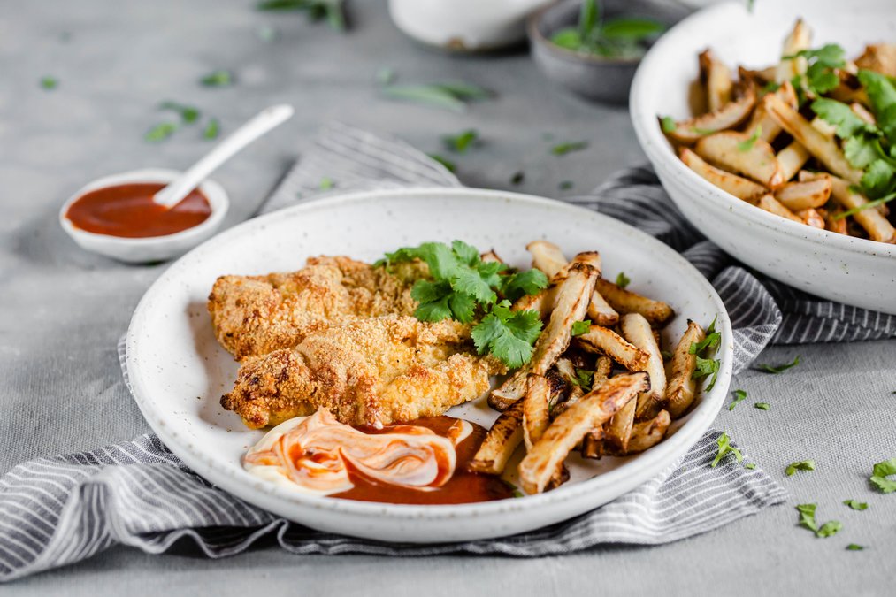 Panerad LCHF-kyckling med kålrotspommes och BBQ-sås