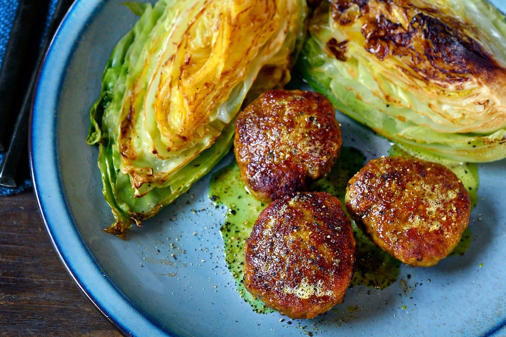 Kycklingköttbullar med stekt spetskål