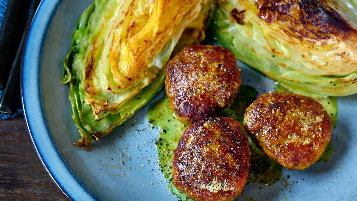 Kycklingköttbullar med stekt spetskål