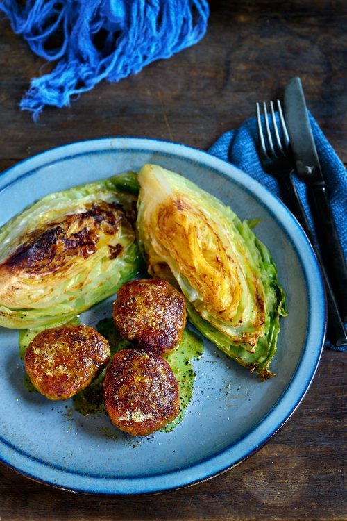 Kycklingköttbullar med stekt spetskål