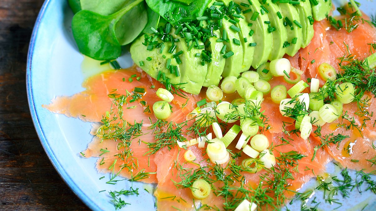 Rökt lax med avokado och vattenkrasse