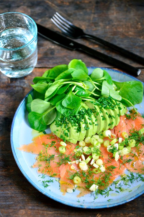 Rökt lax med avokado och vattenkrasse