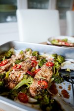 Ugnsbakad lax med grönsaker och teriyakisås