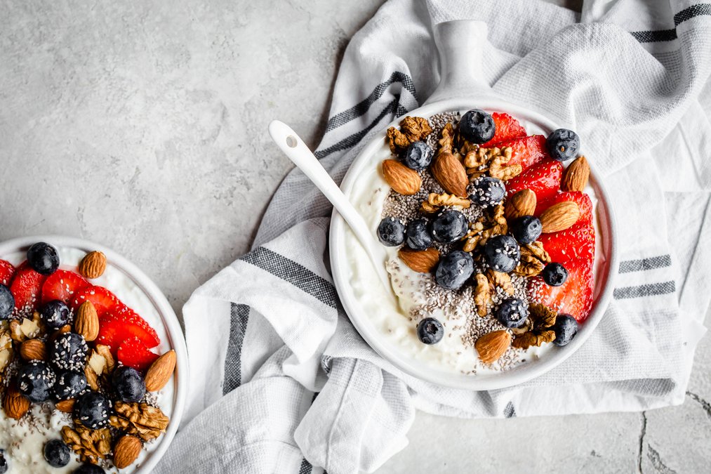 Frukostbowl med nötter och bär
