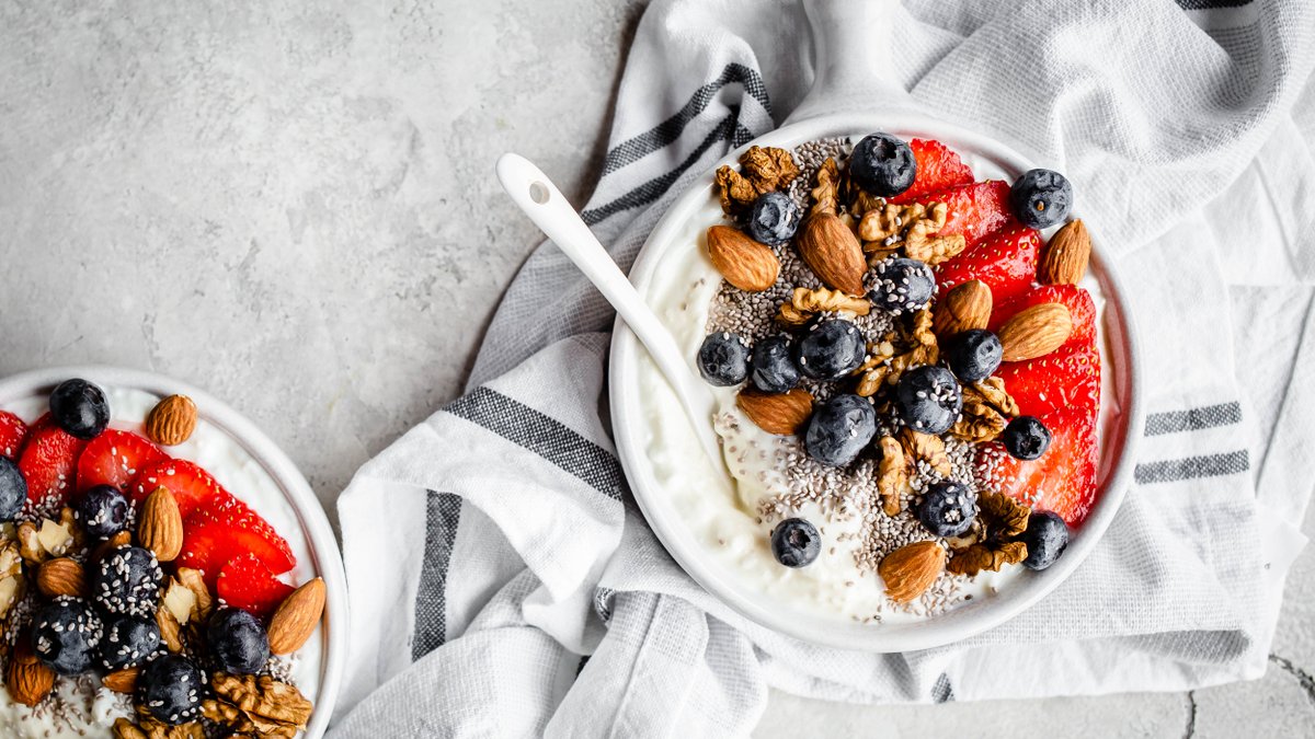 Frukostbowl med nötter och bär