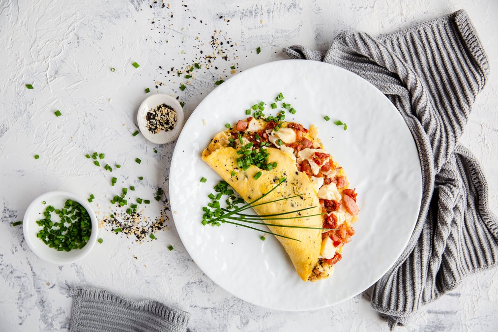 Omelett med kalkon, bacon och soltorkade tomater