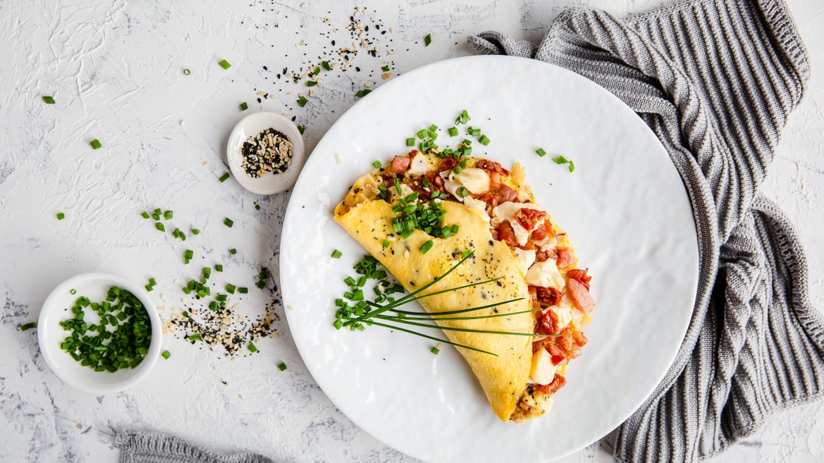 Omelett med kalkon, bacon och soltorkade tomater