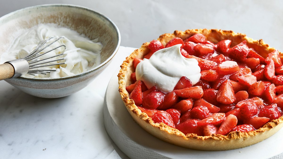 LCHF-paj med jordgubbar och grädde