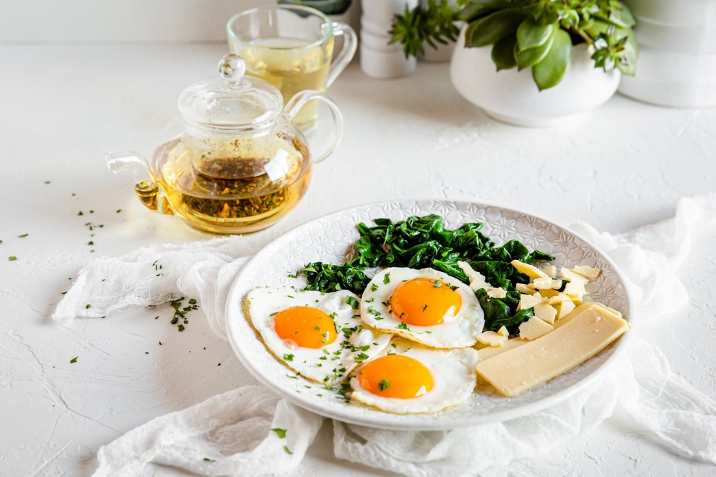 Proteinrik vegetarisk frukost med ost, ägg och spenat