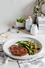 Ryggbiff med smörsteka haricots verts och mandel
