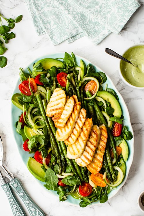 Sommarsallad med sparris och halloumi