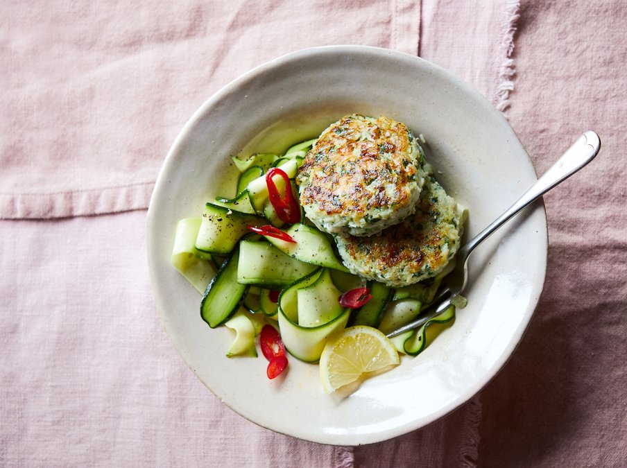 Fiskburgare med färska örter och zucchinisallad