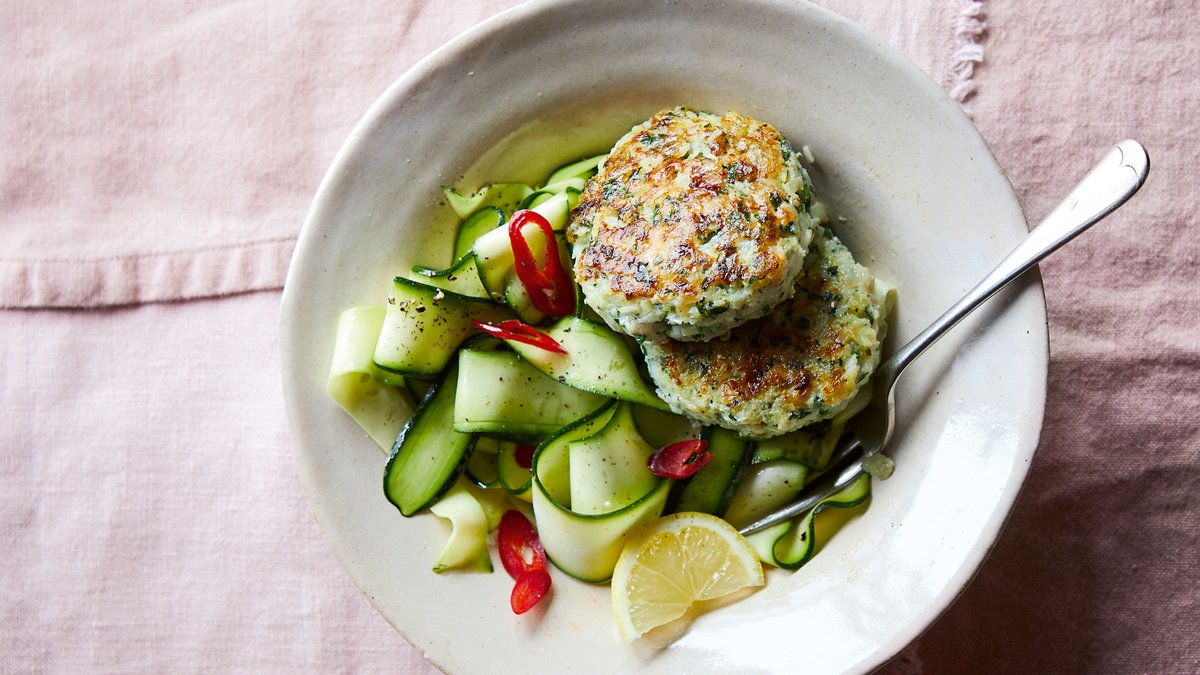Fiskburgare med färska örter och zucchinisallad