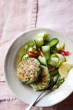 Fiskburgare med färska örter och zucchinisallad