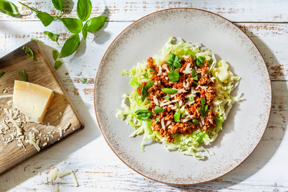 Snabb ketobolognese med kalkon och kålnudlar