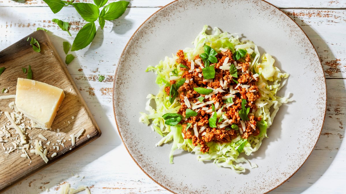 Snabb ketobolognese med kalkon och kålnudlar