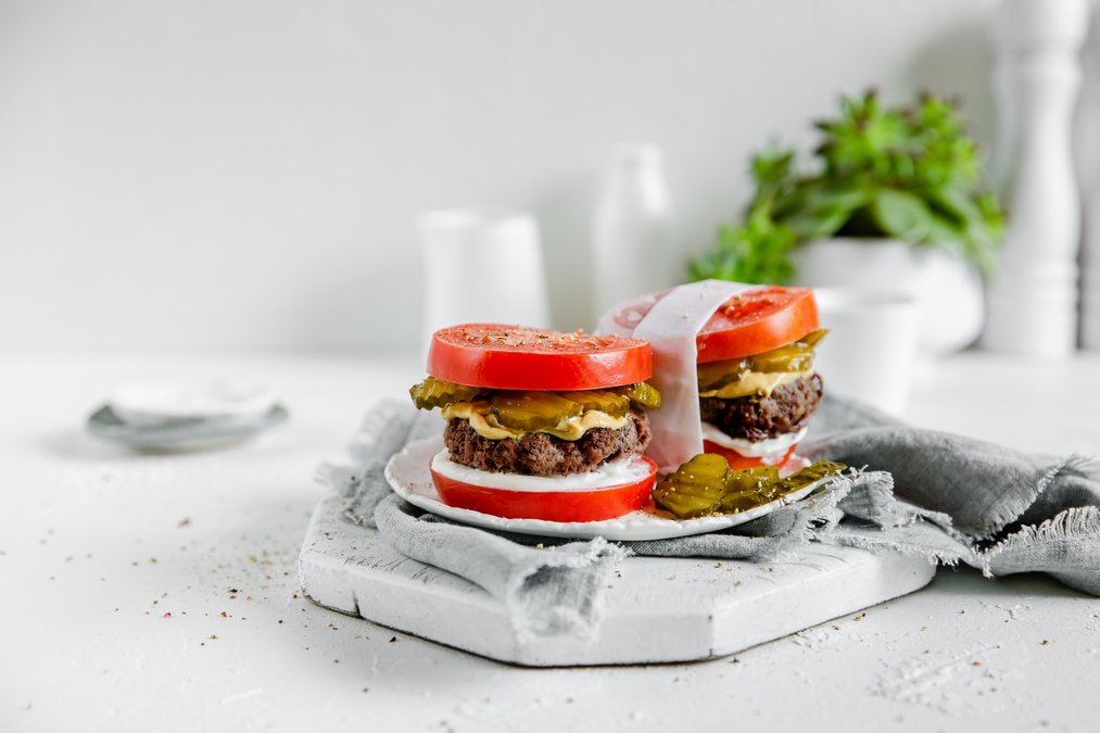 Snabb ketoburgare med tomatbröd