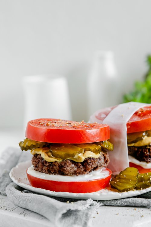 Snabb ketoburgare med tomatbröd
