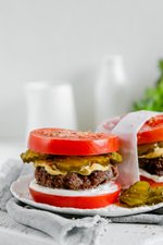 Snabb ketoburgare med tomatbröd