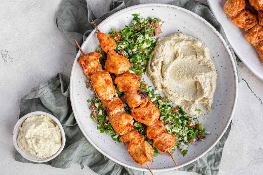 Kycklingspett med LCHF-tabouleh och hummus