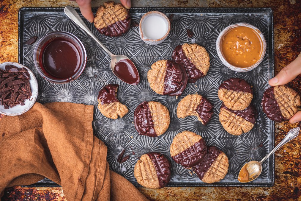 Veganska chokladdoppade jordnötscookies