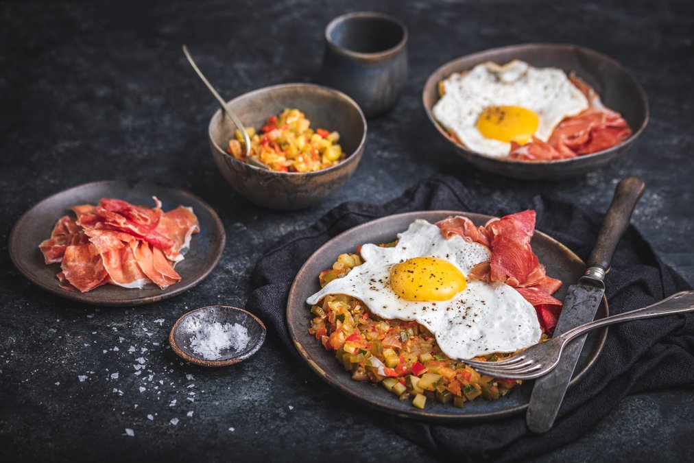 Spansk ratatouille med ägg och serranoskinka