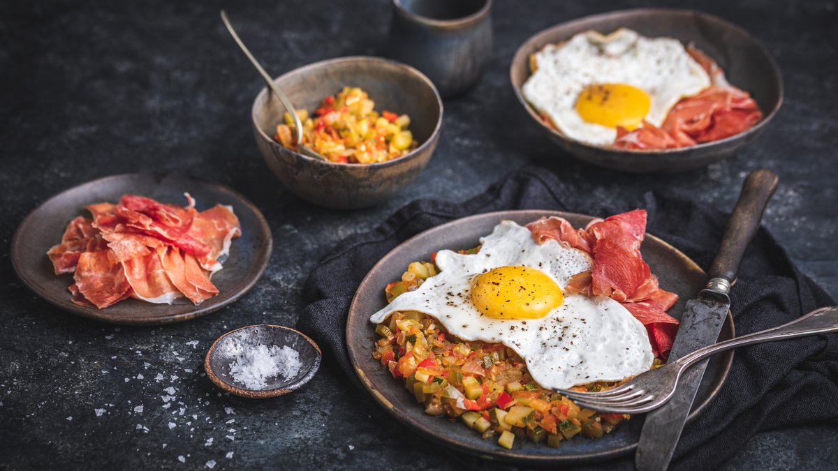 Spansk ratatouille med ägg och serranoskinka