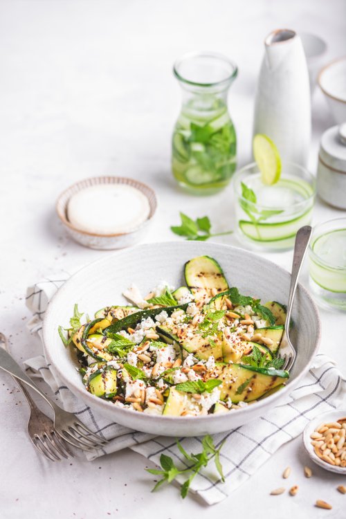 Sallad med grillad zucchini, getost, pinjenötter och mynta