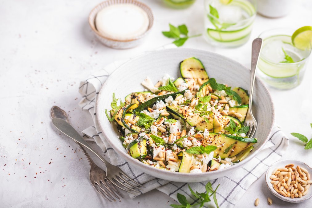 Sallad med grillad zucchini, getost, pinjenötter och mynta