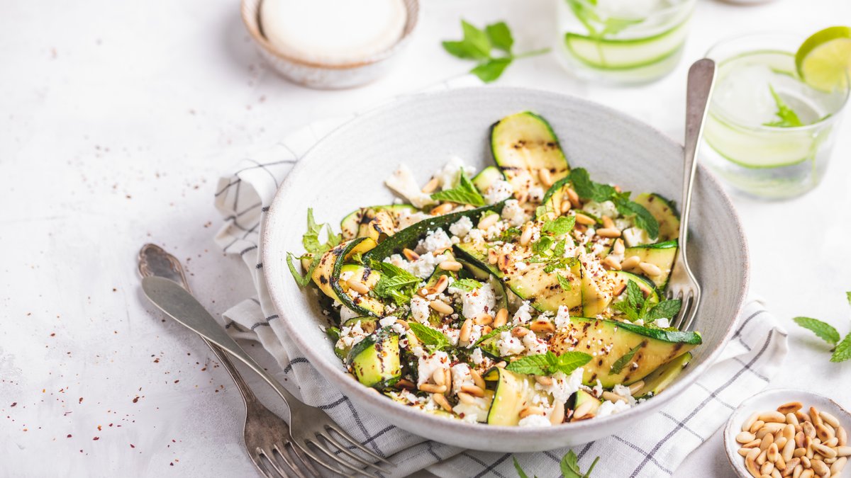 Sallad med grillad zucchini, getost, pinjenötter och mynta