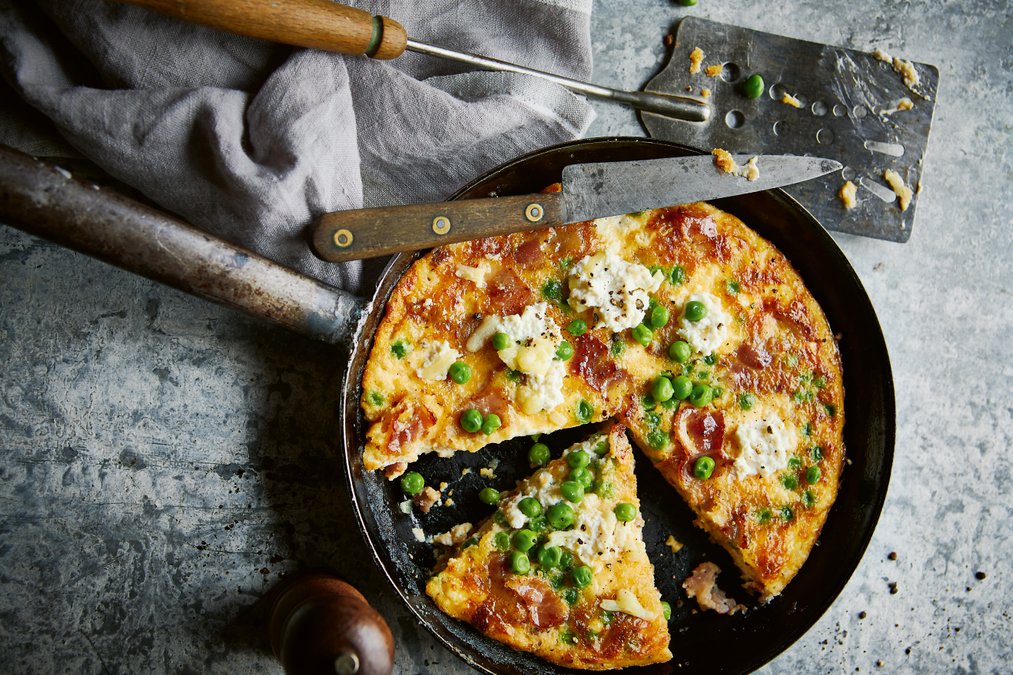LCHF-frittata med gröna ärtor och bacon