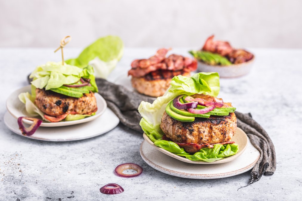 Kycklingburgare med bacon och avokado