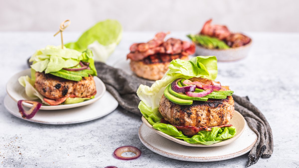 Kycklingburgare med bacon och avokado