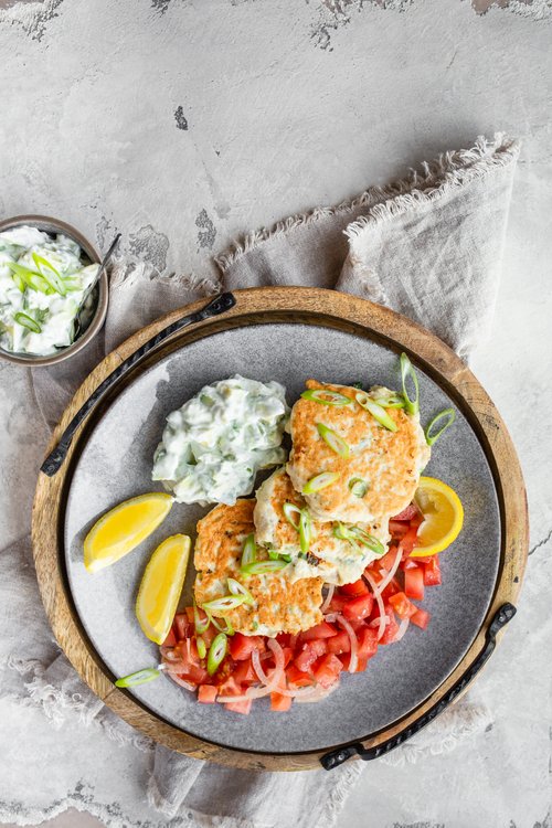 Kycklingbiffar med avokadotzatziki och tomatsallad