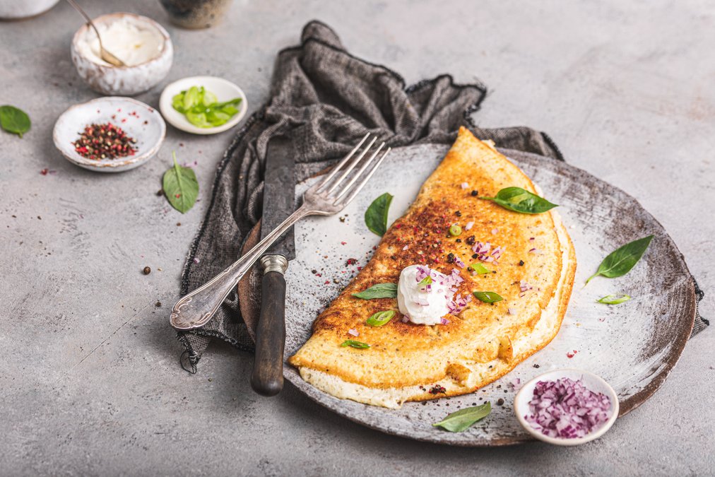 Omelett med gräddfil och rödlök