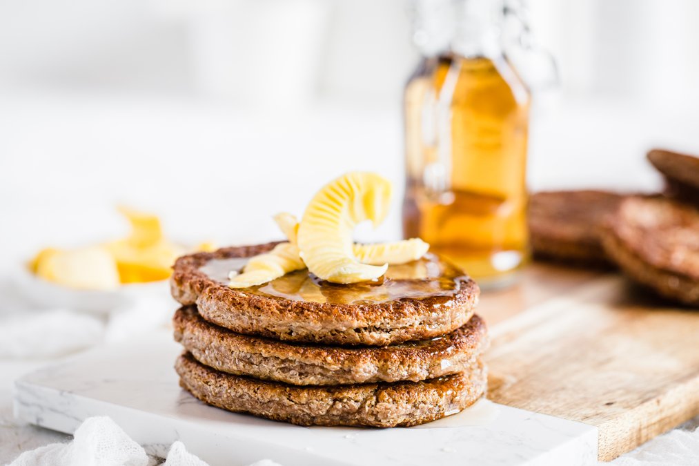 Äggfria pannkakor med mandelsmör och chiafrön