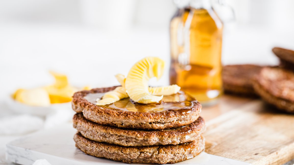Äggfria pannkakor med mandelsmör och chiafrön