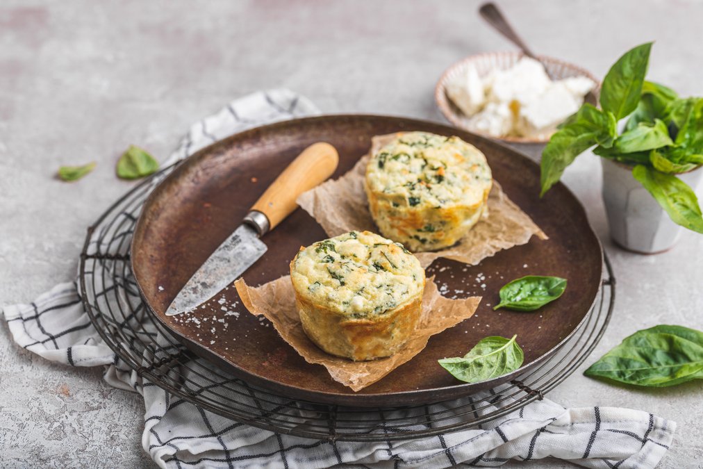 Muggmuffins med ägg och basilika